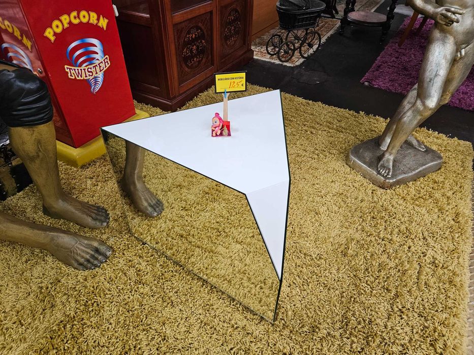 Mesa de centro espelhada nas laterais e lacada no ta