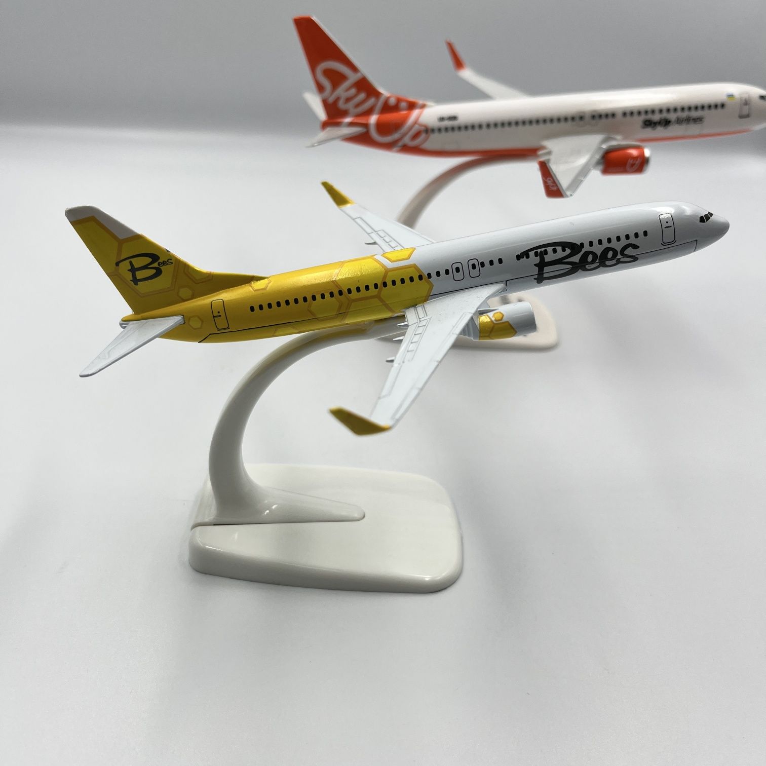 Набір 2 шт. Boeing 737 SkyUp (20cm) + Bees (16cm).Модель літака(16cm)