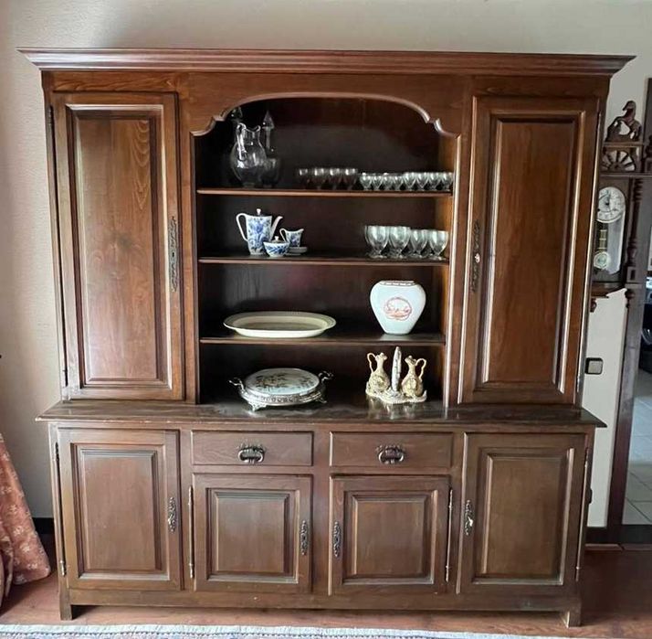 Louceiro Vintage em Madeira Maciça – Elegância para Guardar Histórias