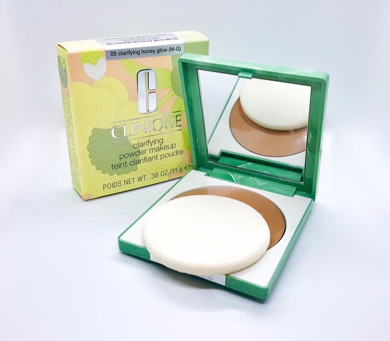Pó Compacto CLINIQUE Clarifying Powder Makeup - 05 honey glow
