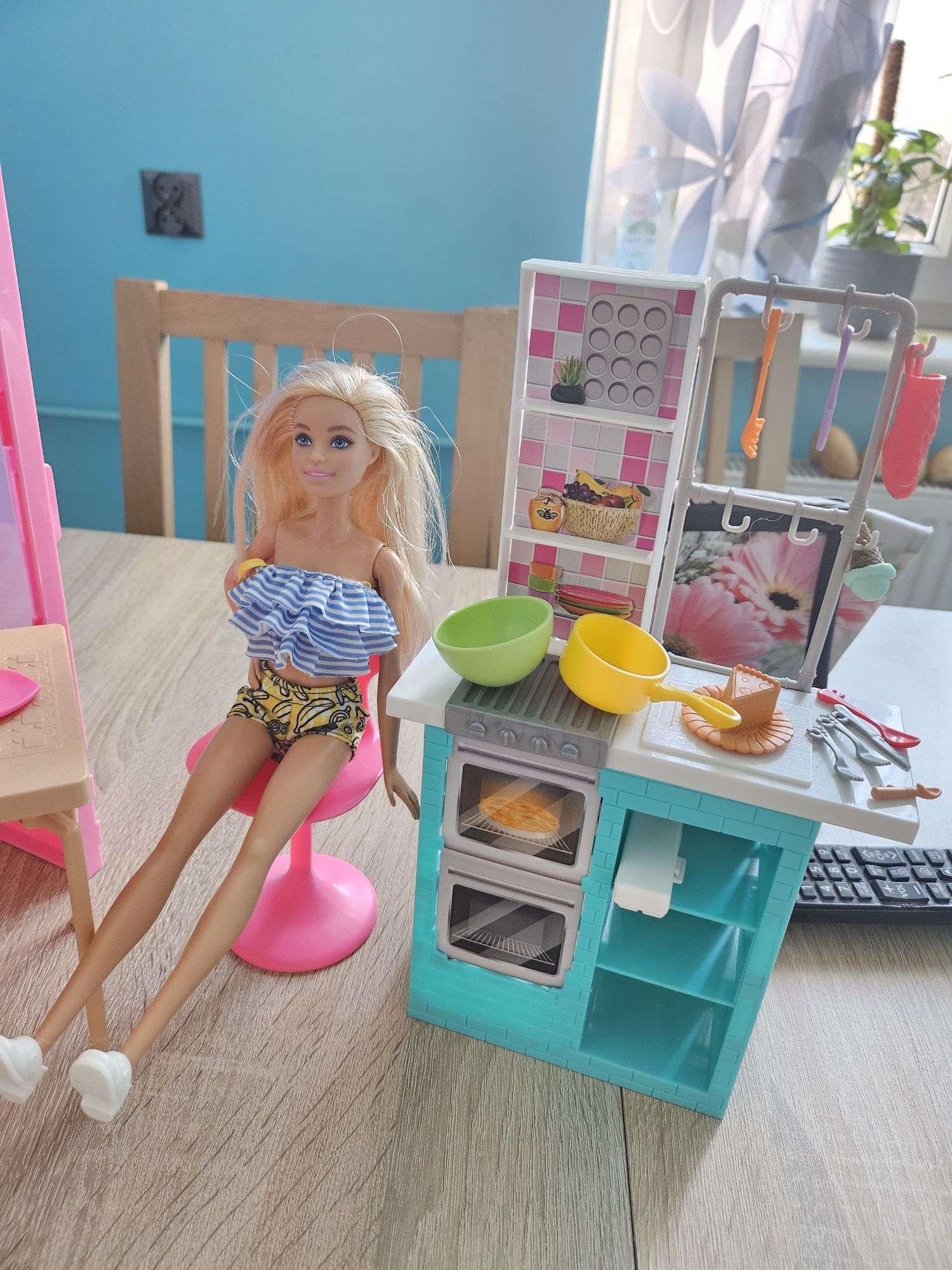 Zestaw Barbie, kuchnia, szafa