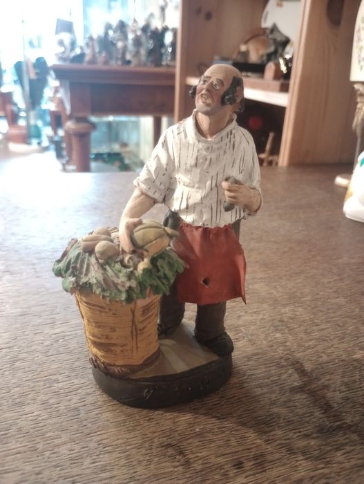 Piękna figurka z gliny Sprzedawca na bazarze sygnowana