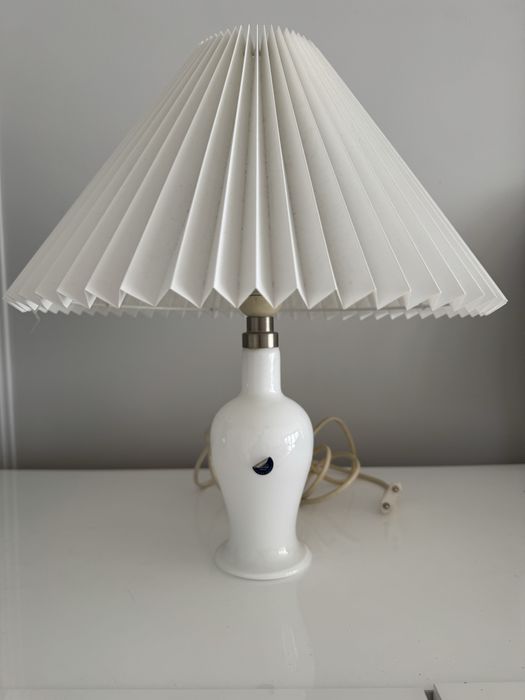 Mała lampka stołowa Royal Copenhagen białe szkło