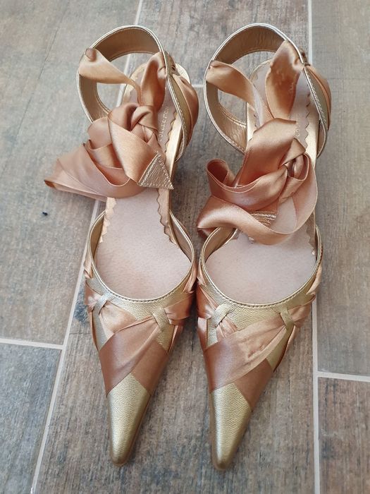 Buty Zora złote na obcasie