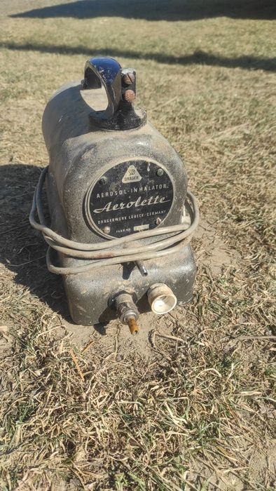 Stary zabytkowy kompresor inhalacyjny medyczny antyk