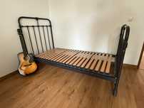 Cama antiga em ferro