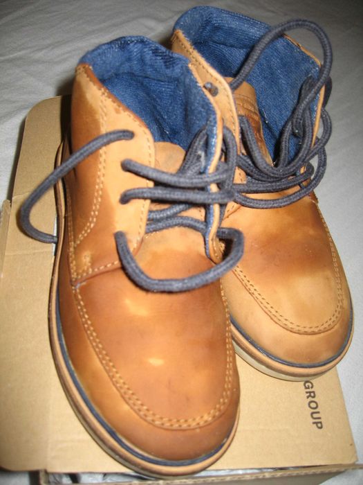 Botas castanhas, menino, T28