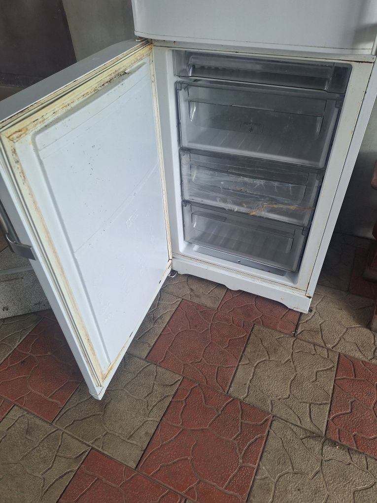 Продам холодильник Двухкамерный холодильник HOTPOINT ARISTON RMBA 2200