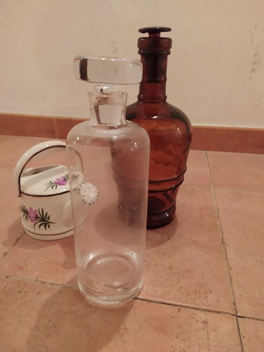 Garrafas de vidro decorativas e regador cerâmica