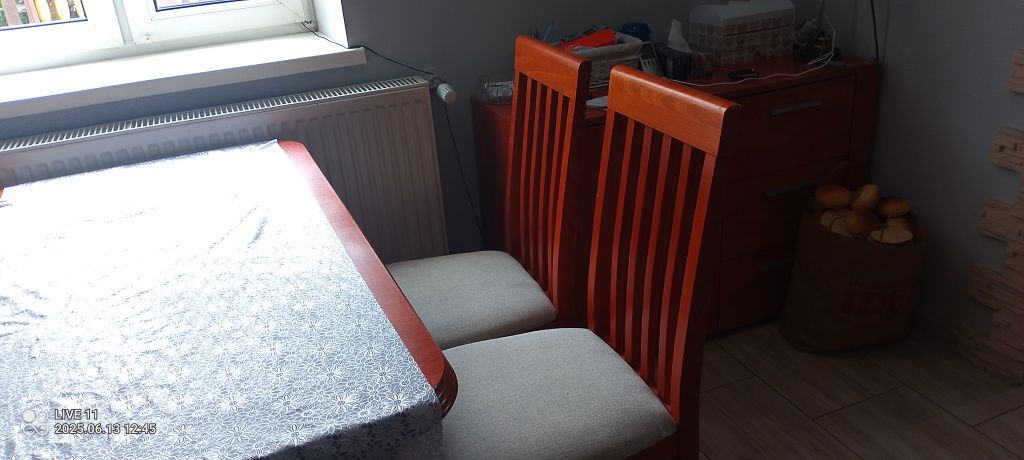 Sprzedam stół kuchenny plus krzesła stół jest rozkładany