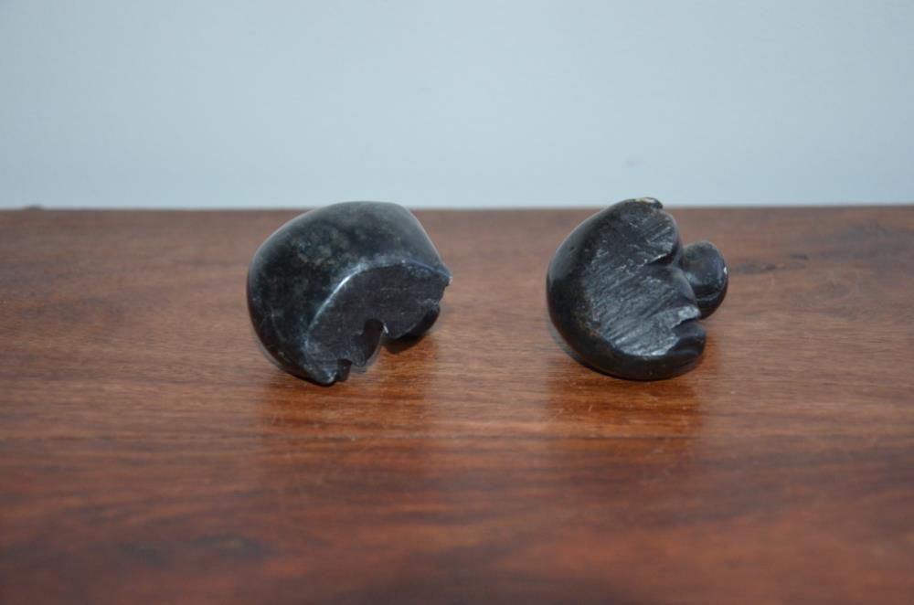 Par de Estatuetas Hipopótamos (pretos)– Origem: Zimbabwe