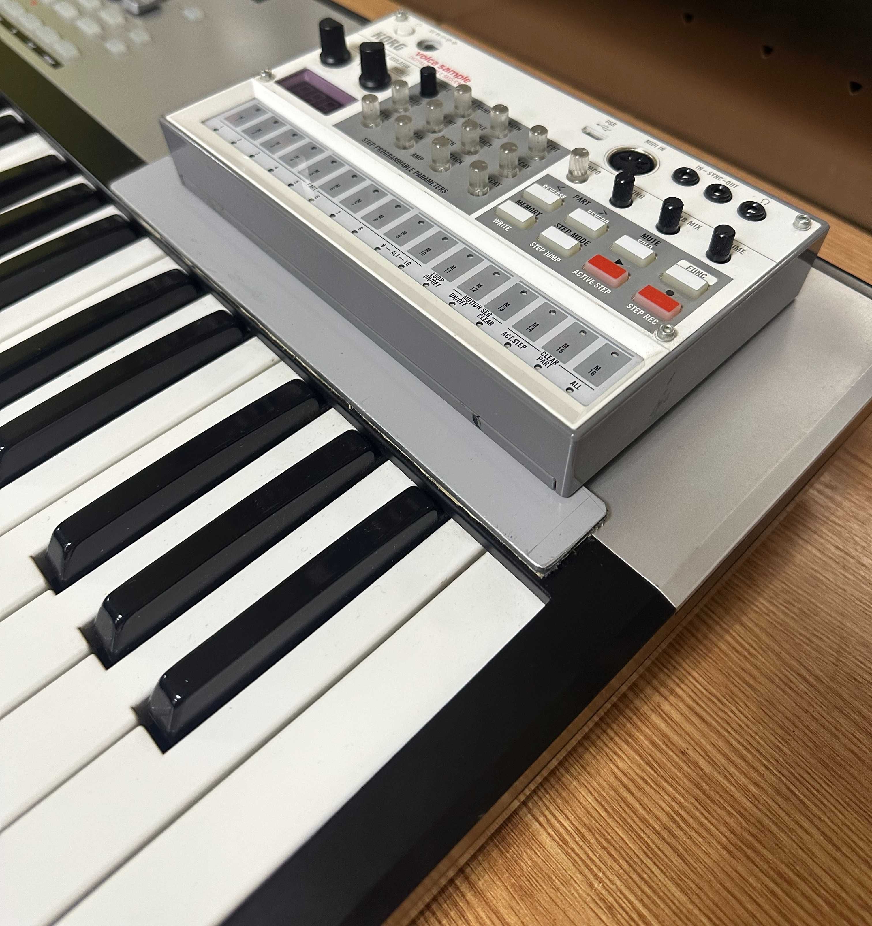 Продам MIDI-клавіатуру Novation 61SL Mkll
