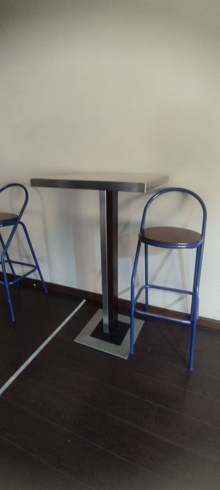 Cadeiras altas e mesas