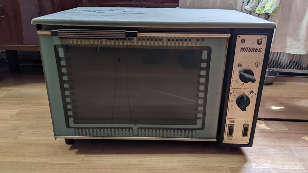 Електрична духова шафа в робочому стані