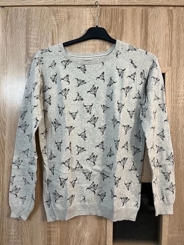 Sweter w czaszki retro