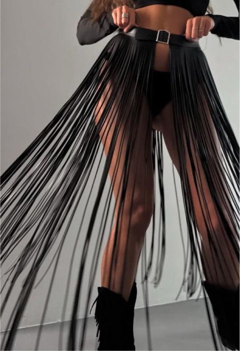 Портупея, спідниця з бахромою зі штучної шкіри.