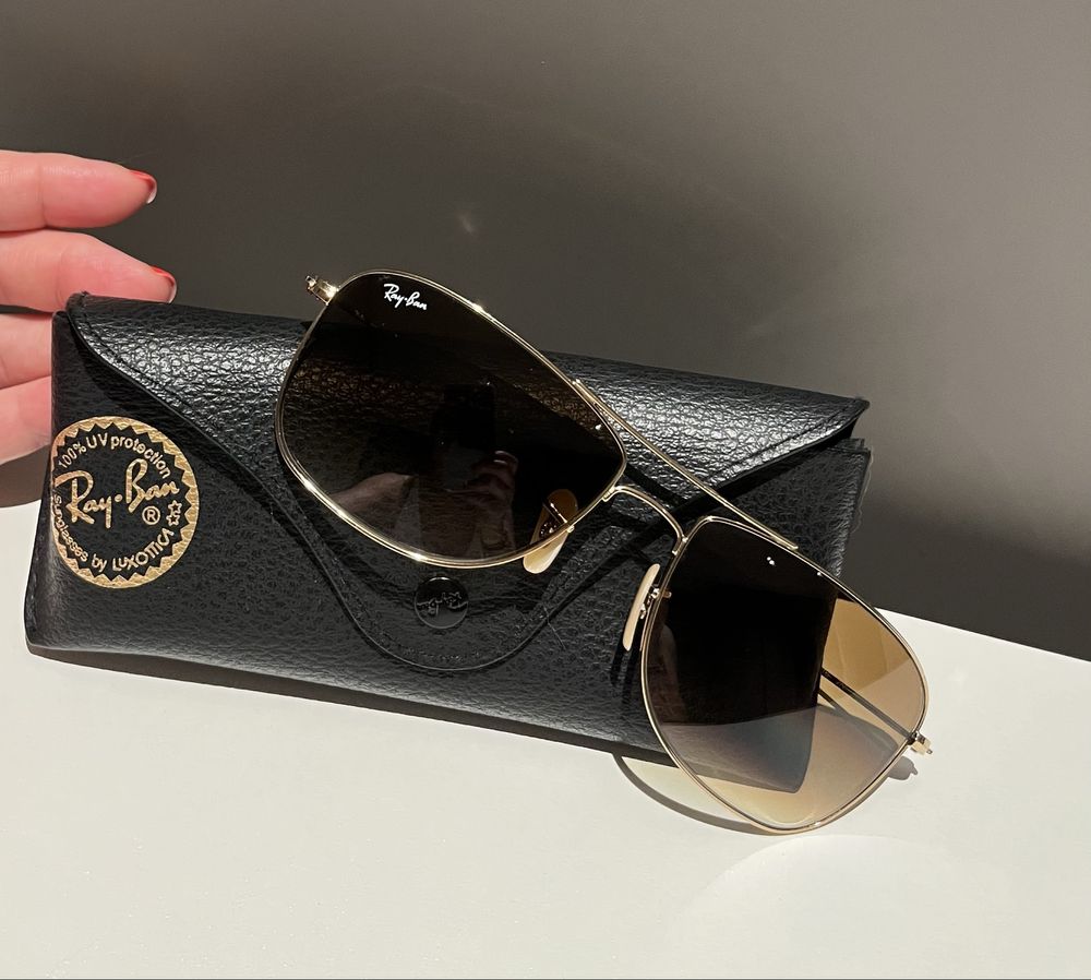 Óculos de sol Ray Ban modelo super atual com csixa, como novos