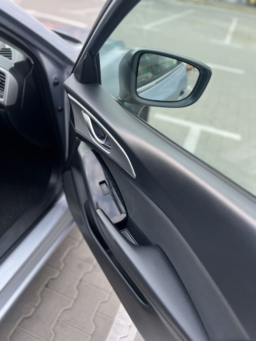 Автомобіль машина хетчбек седан