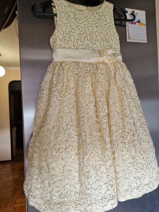 Плаття в паєтках з двома вшитими під'юбниками. 6-8 років