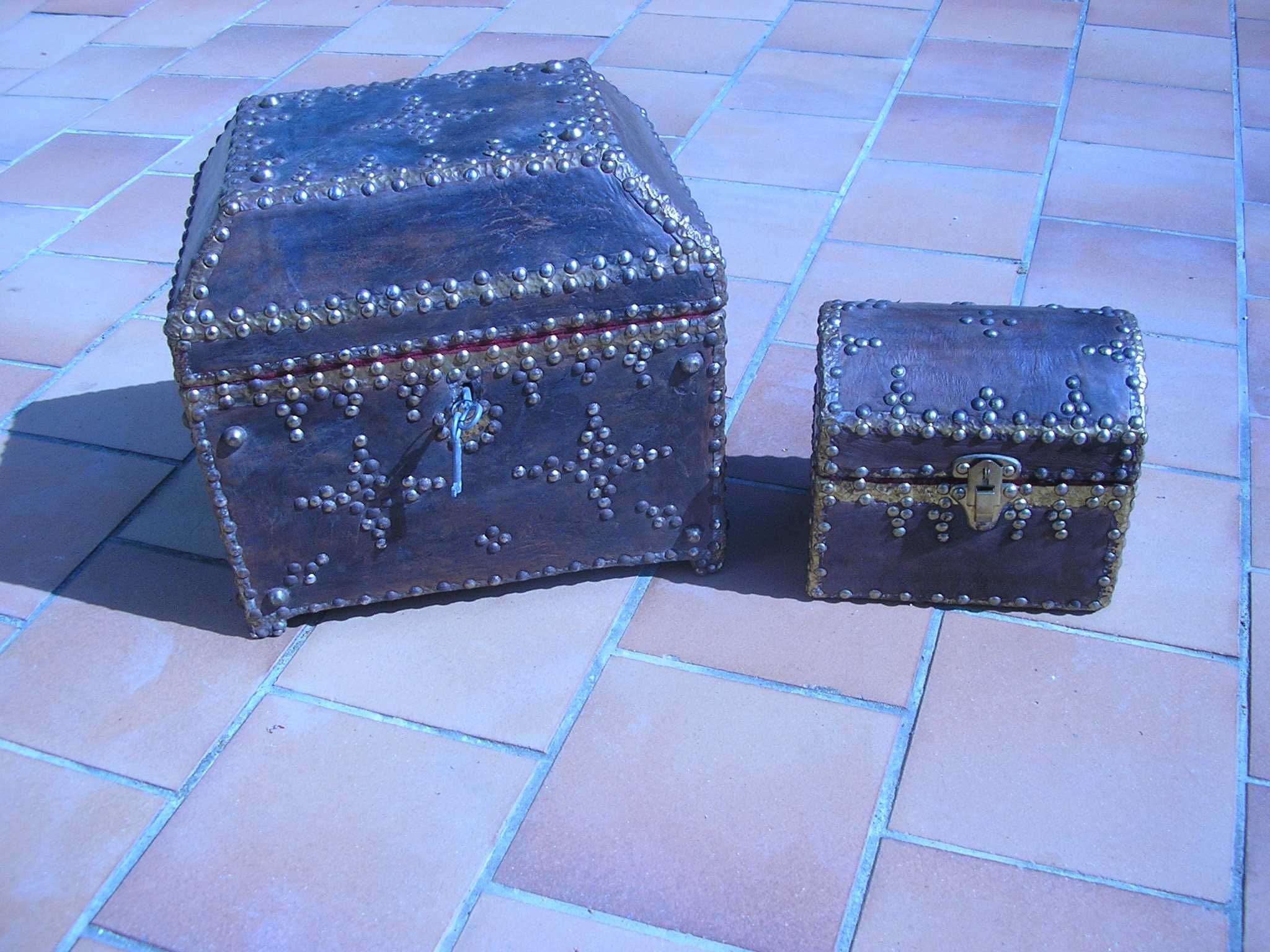 coffre ancien avec habillage cuir