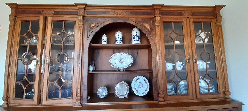 Movel Cristaleira Louceiro + mesa + cadeiras Nogueira (irrepreensível)