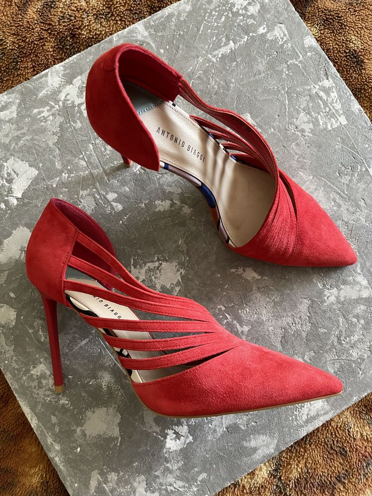 Червоні туфлі-човники