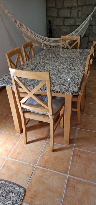 Mesa com tampo de pedra + 6 cadeiras