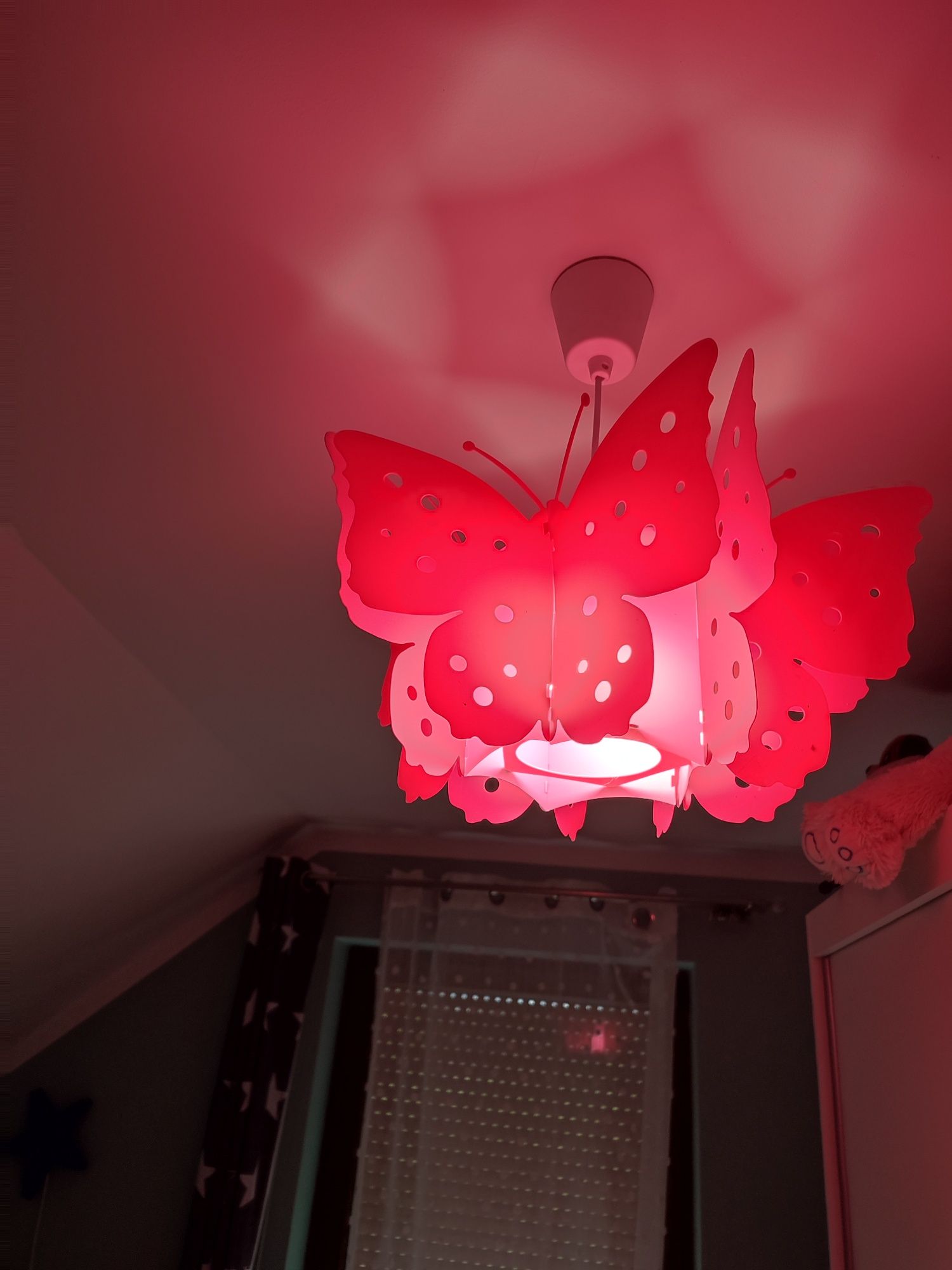 Sprzedam lampę sufitową różową motyl