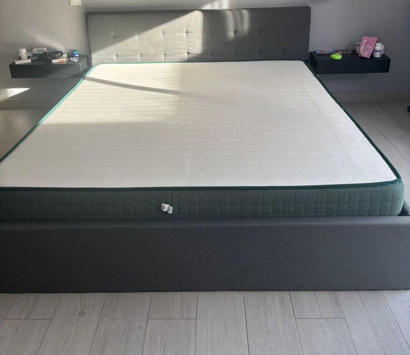 Cama cinza e colchão