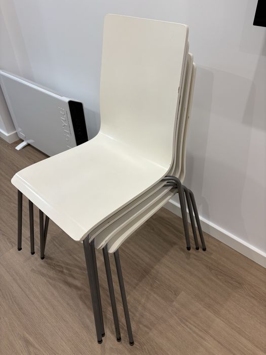 4 Cadeiras brancas com pés metálicos