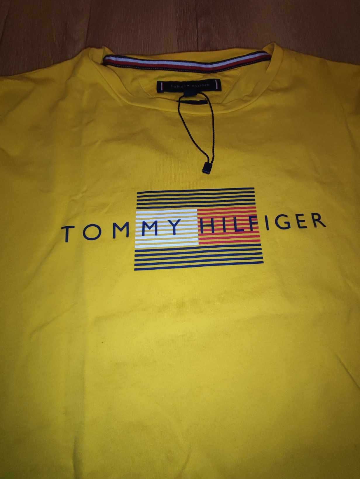 T-shirt Tommy Hilfiger - ładna, nowa
