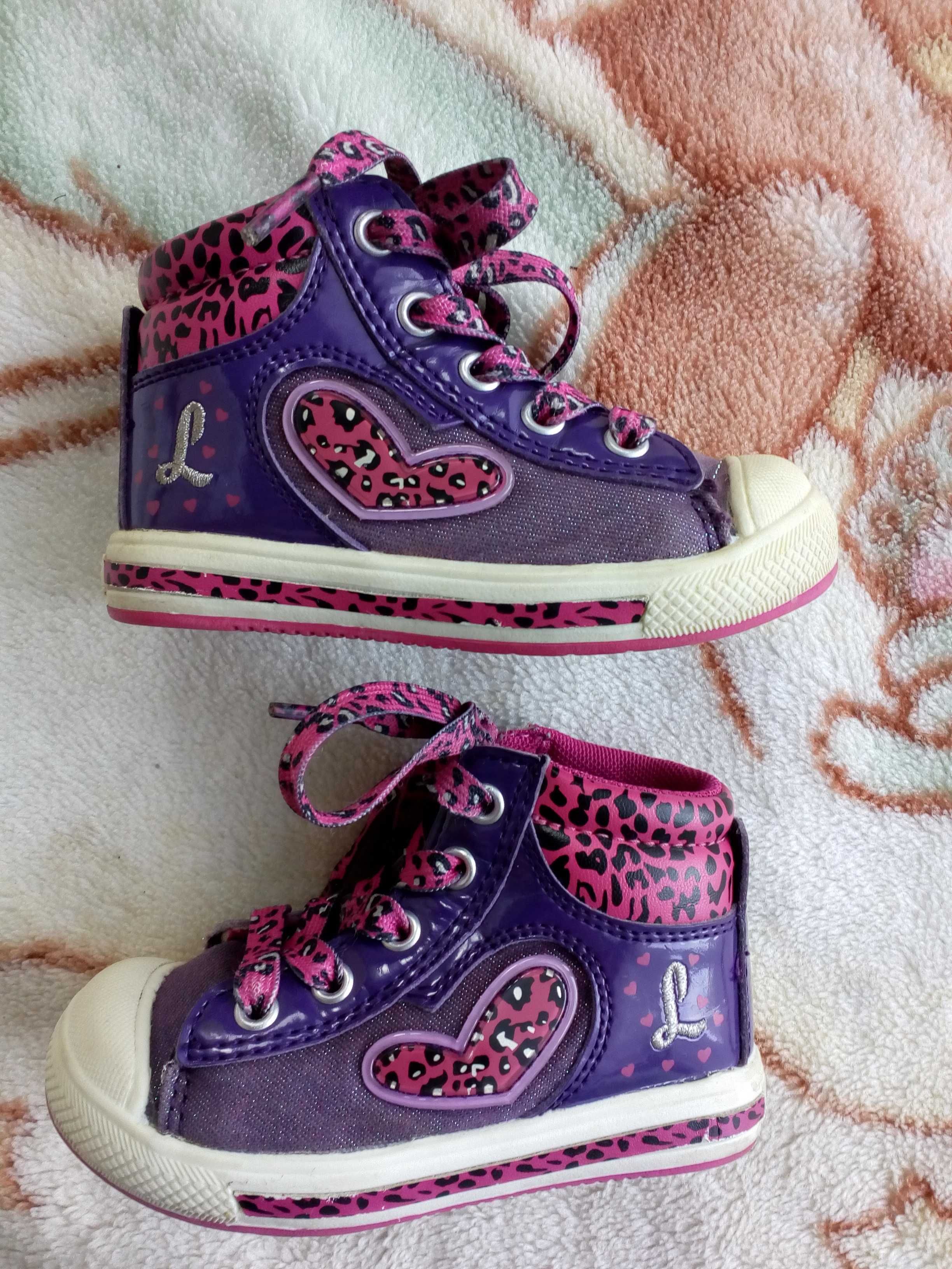 Fioletowe błyszczące trampki buty sportowe 22 cętki serca