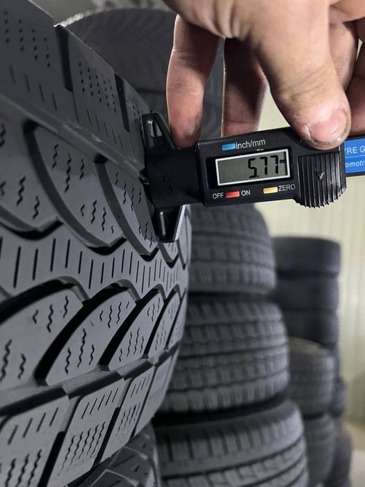 Автошини зимові BRIDGESTONE 215/65/16С (2шт)Колеса,Гума,Скати, Шини)