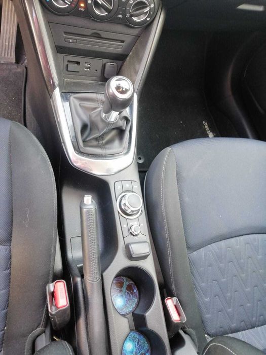 Vendo Mazda 2 ,com 27 720klms , gasolina, 2015