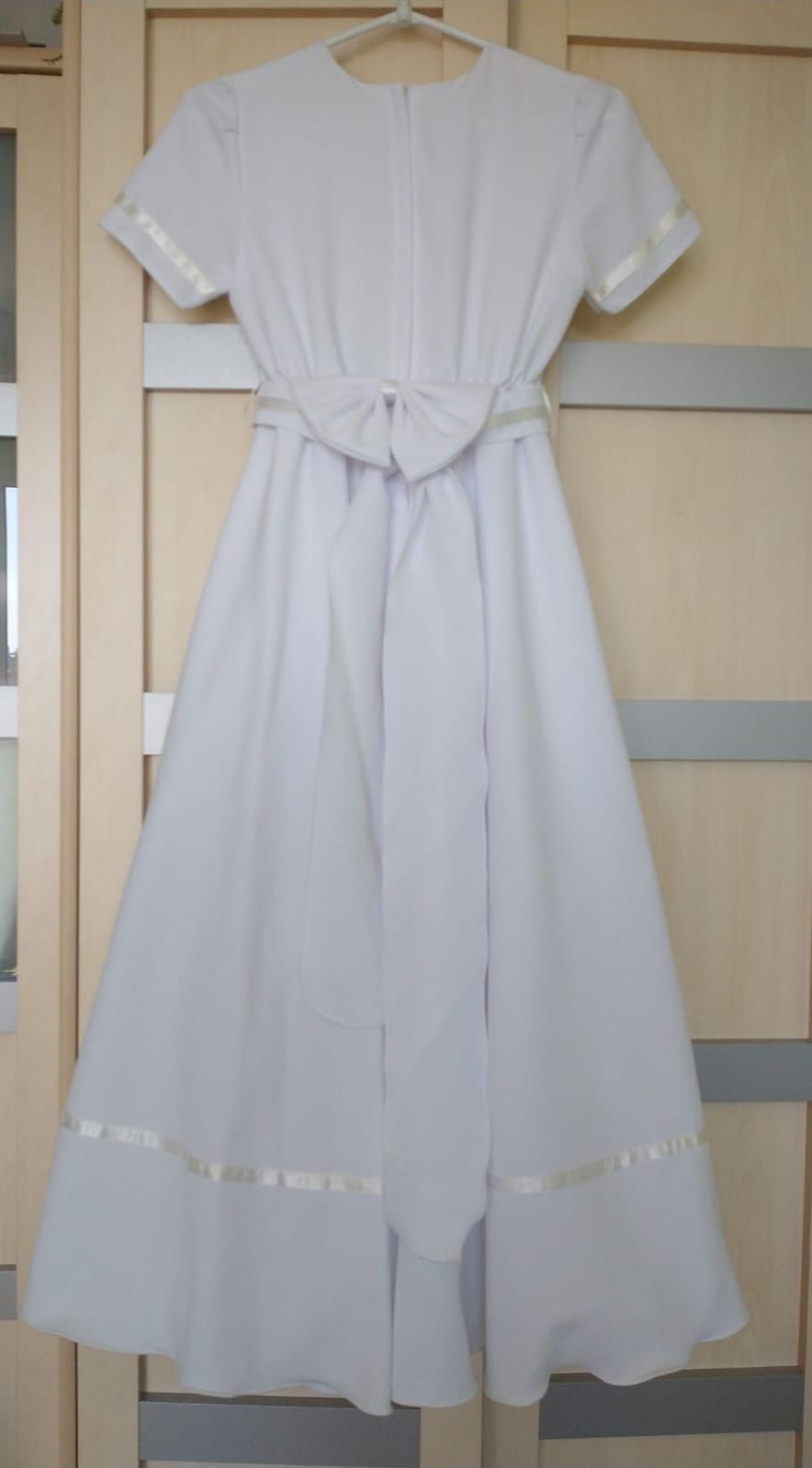 Sukienka komunijna r. 134-140,  dł. 113 cm + gratis wianek i torebka