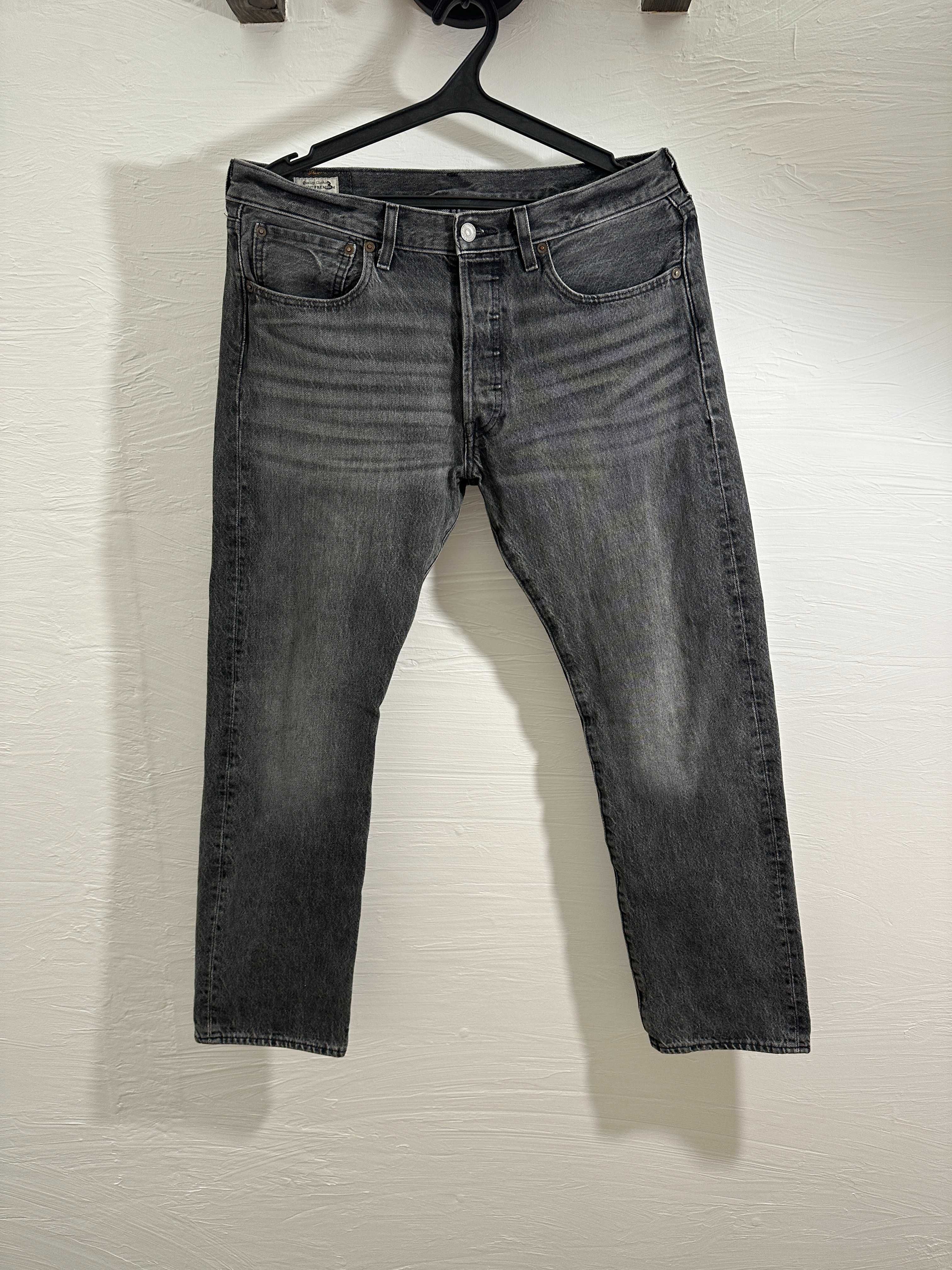 Серые джинсы Levi's 501