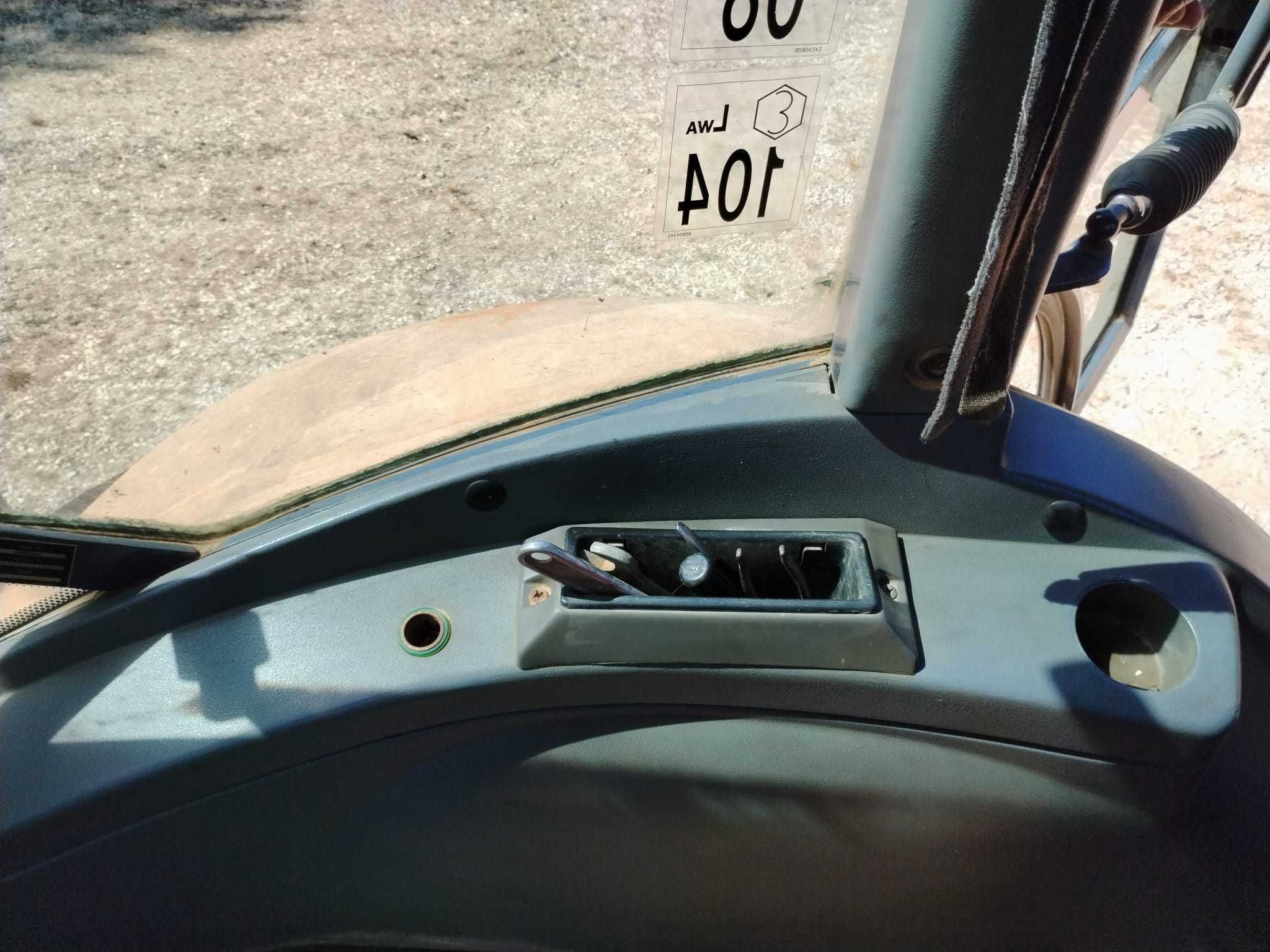 Retroescavadora Fiat Hitachi FB110 , com caixa automática.