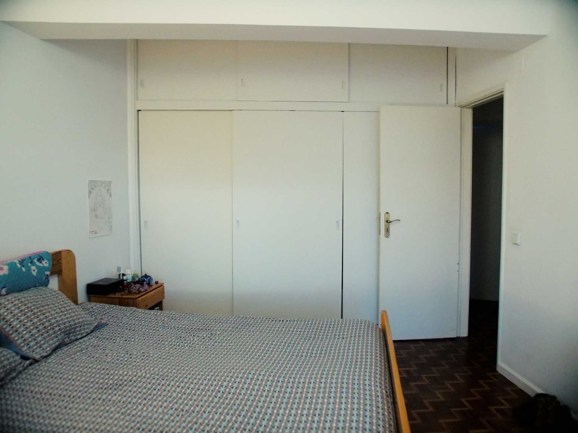 Quarto amplo com marquise fechada para arrendar em Almada junto ao rio