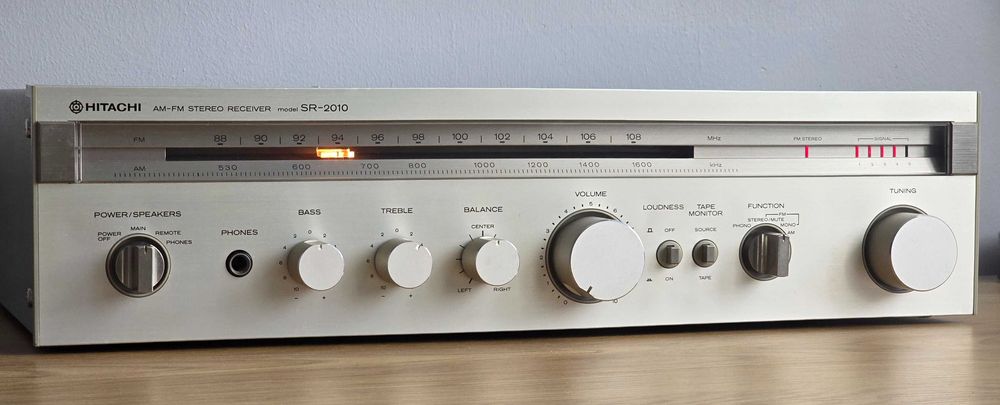 Hitachi SR-2010 Amplituner Stereo FM/AM