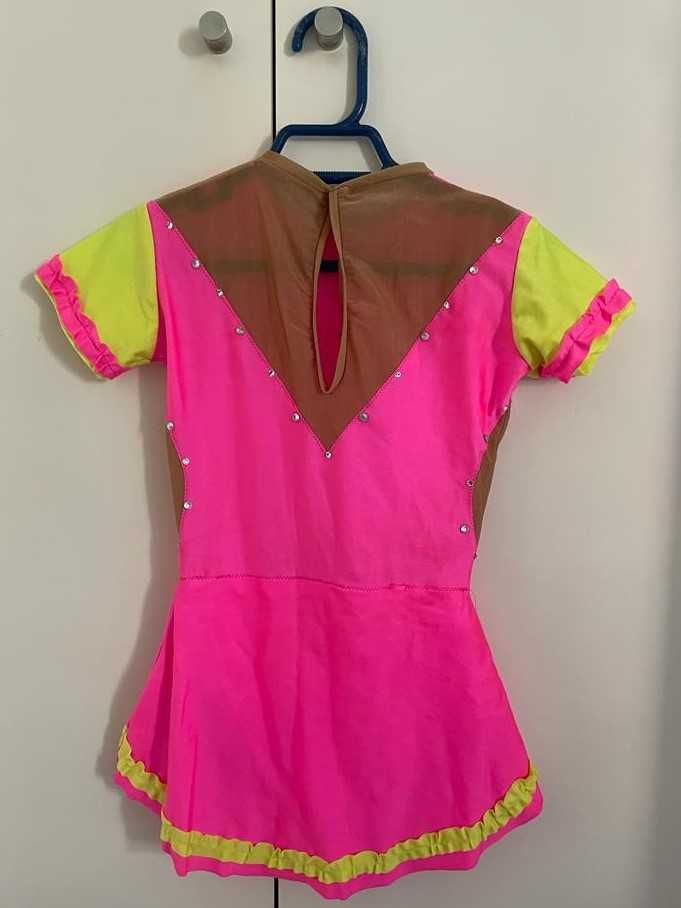 Maillot de ginástica rosa e amarelo com brilhantes