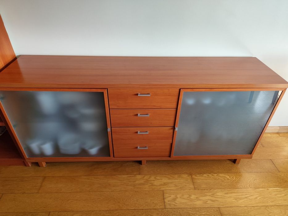 Aparador em madeira e vidro