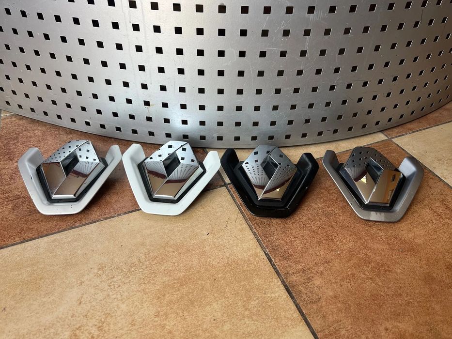 RENAULT MEGANE III ZNACZEK W MASKĘ LOGO EMBLEMAT PRZÓD 628950001R TEGNE OV369 TED69