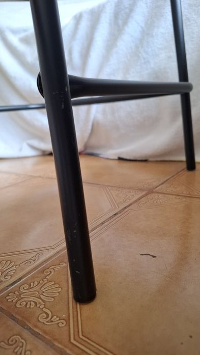 Vendo 2 bancos altos pretos (63cm)
