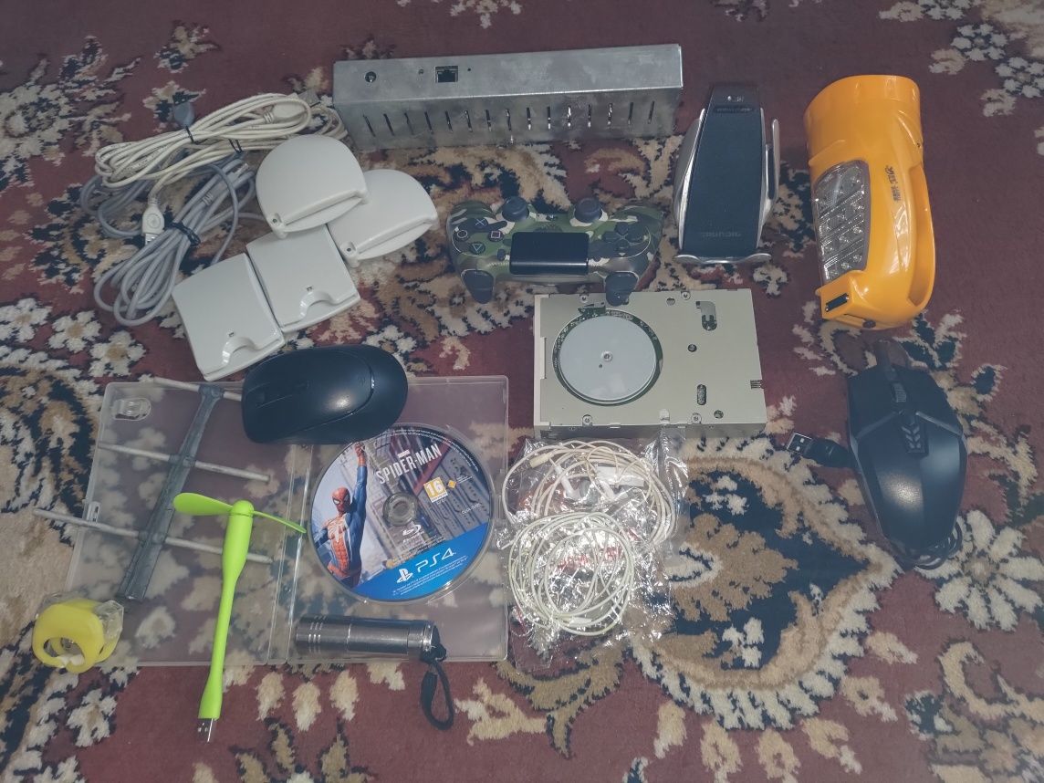 Лот з електроніки в асортименті Sony PS4 Grundig