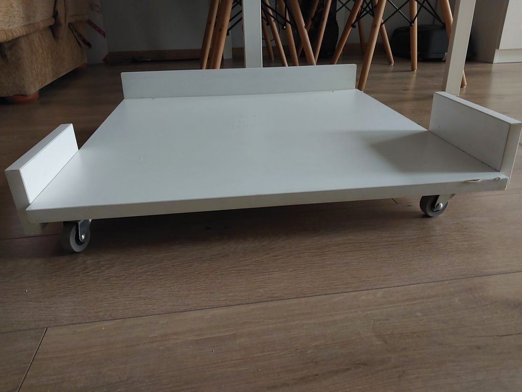 Platforma na kółkach pod pralkę.