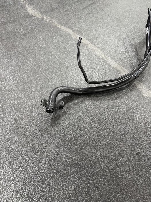 горловина заливна паливного баку на Рав4