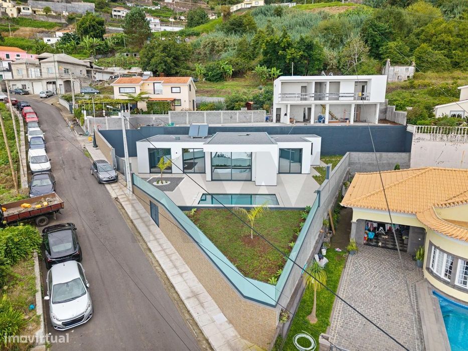 Moradia Térrea T3 de estilo moderno com Piscina e Vista Mar — Alta Qua