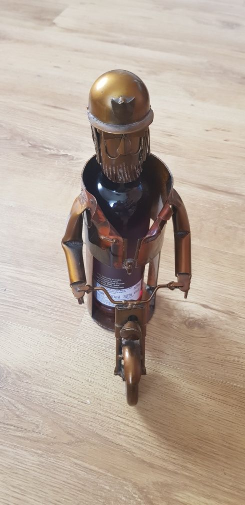 Stojak z metalu na butelkę