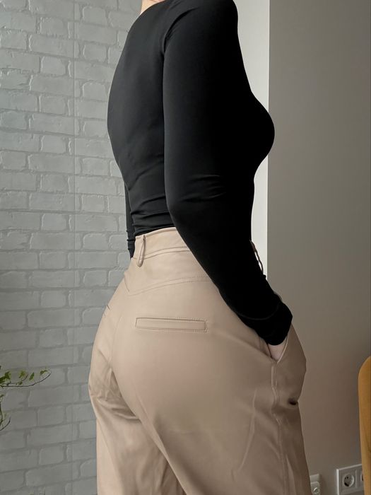 Mango шкіряні бежеві слоучі брюки штани