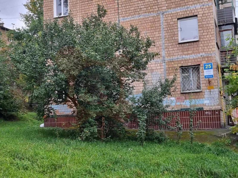 Продам 1 кімнтнатну квартиру вул Сальського 25 метро Дорогожичі Сирець